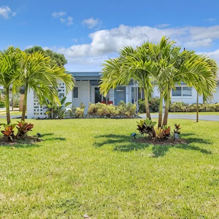 Beauty and the Beach Vacation House|Backyard w/ Heated Pool +Games
