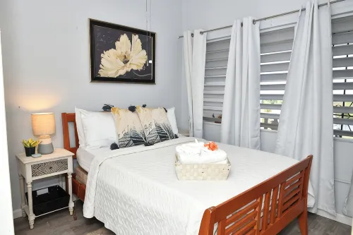 Hidden Gem- Charming Winter Escape to Island Life! - 2-Star