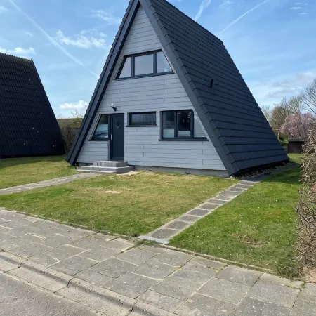 Vacation home close to the beach with patio cover; fiberglass; garden; parking at the house
