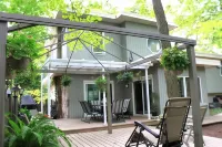 Forest Hill Bed and Breakfast Hotels near Roots