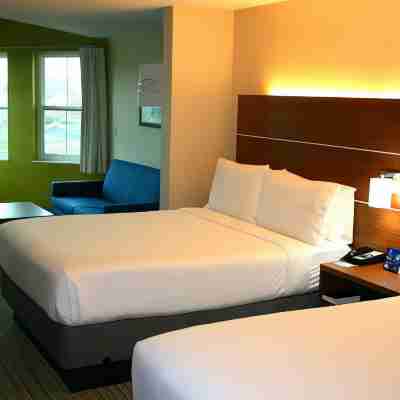Holiday Inn Express & Suites Marina - State Beach Area Rooms
