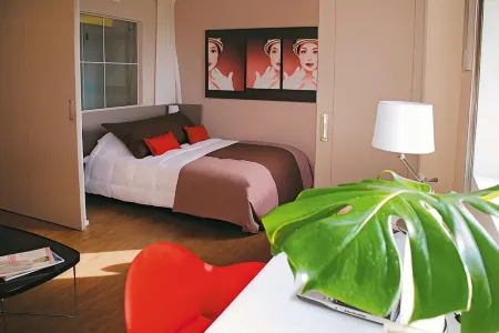 Standing Hotel Suites by Actisource Отели рядом с достопримечательностью «Парк Мэри»