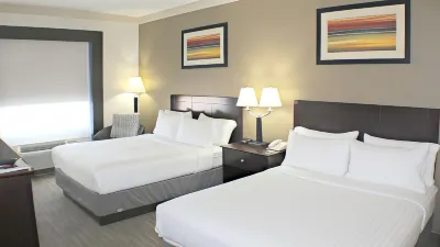 Holiday Inn Express & Suites Plainview Отели рядом с достопримечательностью «Malouf Abraham Family Art Center»