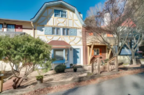 Bright Helen Cottage Walk to Town!