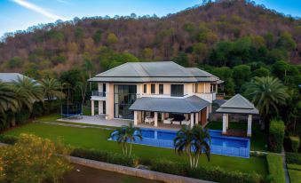 Luxury Mansion on Black Mountain Golf Course(Bmg5)