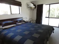 Oak Lodge Hotels in Taylorville