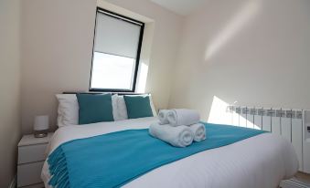 Stayzo Castle Penthouse 17 - A Clean Fresh Modern Apartment with Free Wi-fi