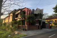 Mozza Guest House Hotels near Makam Simbar Joyo Soko