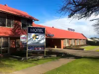 AAt 28 Goldsmith Motel Hotels in Hamilton