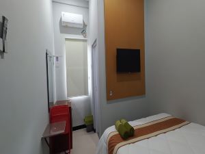 OYO 93769 Setia Budi Guest House 2