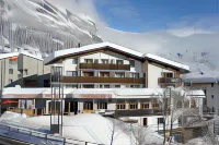 Arena Lodge Hotels near Caumasee-Lift