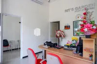 Rit's Garden @ CitraGrand Semarang Mitra RedDoorz Hotel a Tembalang