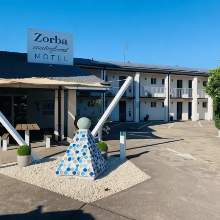 Zorba Waterfront Motel