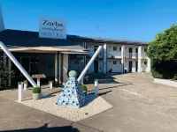 Zorba Waterfront Motel - parking