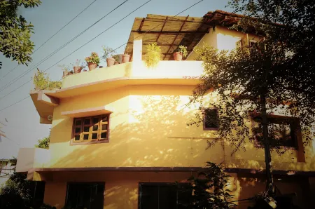 Gurudev Chaya Guest House Отели в г. Дхекал