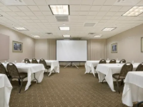 Wingate by Wyndham Green Bay/Airport Hotels in Brown County