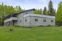 The Moose Pad, in quiet woods, Huge! Sleeps 12, own private deck with Hot tub! Hotels near Flattop Mountain