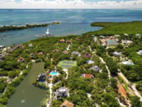 Captivating Cabana – Luxury Home, Boat Slip, Golf Cart, Pool, Pickleball, & Club