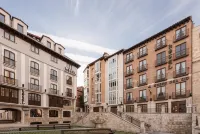 Crisol Mesón del Cid Hotel in zona Instinto Maternal