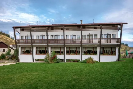 Casa Muntelui Отели в г. Ширня