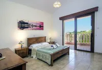 Family Villa Short Walk to Coral Bay Strip (5 Min) and Pub, Shops Etc