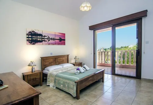 Family Villa Short Walk to Coral Bay Strip (5 Min) and Pub, Shops Etc - 3-Star