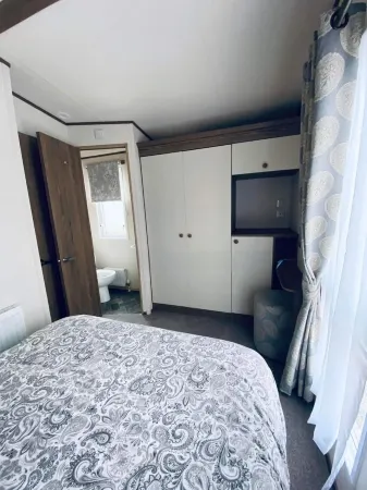 LAKESIDE 3-bedroom holiday home with HOT TUB Отели рядом с достопримечательностью «Парк Таттершолл Лейкс Кантри»