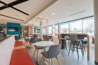 avid hotel KALAMAZOO EAST by IHG - breakfast