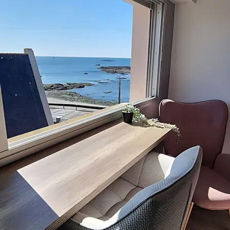 Beautiful renovated apartment with side sea view on the Corniche in Concarneau