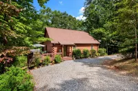 Charming Cabin with Hot Tub and Mountain Views - Delightful Retreat