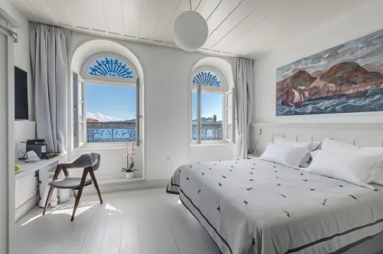 Skylight - 1873 Seafront Luxury Suites on the Harbor, City Center