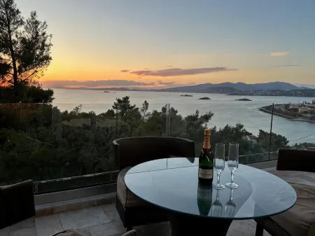 Luxurious 2-Bed Sea-Side Apartment in Saronida