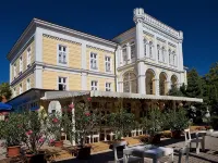 Hotel Astoria فنادق في بالاتنفورد