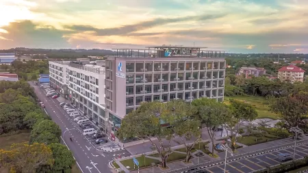 AZ Hotel & Serviced Apartments Отели рядом с достопримечательностью «Chimney»