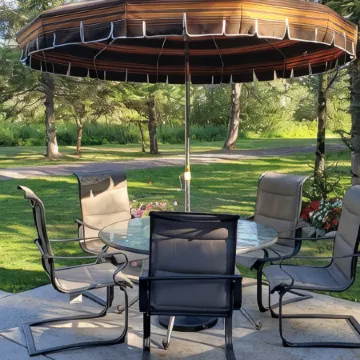 Cozy cabin on the bank of Bear Creek with a hot tub to relax in!