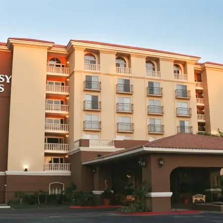 Embassy Suites by Hilton Anaheim North Отели рядом с достопримечательностью «Брадфорд Хаус»