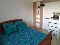 Maison Neuve, 400m de la Plage, 500m du Bourg, Location à la Semaine, サンテックのホテル