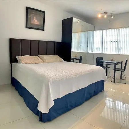 Nice studio with AC in Hallandale Beach Отели в г. Халландейл Бич