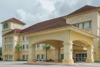 لا كينتا إن آند سويتس باي ويندام موبايل ساتسوما / سارالاند فنادق في 