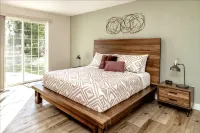 Remodeled Cottage w/Hot tub, 15 mins away from Mt. Rainier Park entrance - Chalets