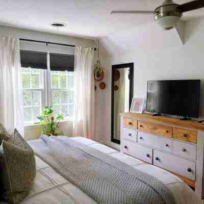 The Cottage Hill is a charming 3-bed house in a primary location in Greensboro Rooms