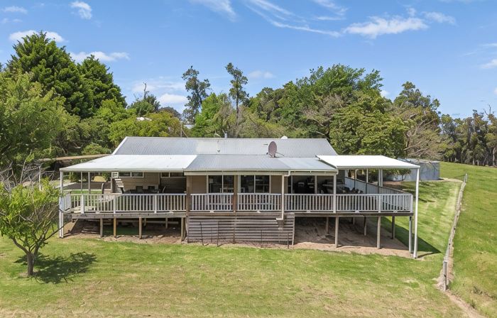 Hampshire Farmhouse - beautifully appointed home in WA's Southern Forests