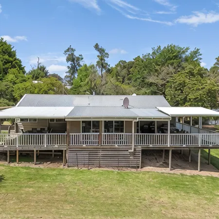 Hampshire Farmhouse - beautifully appointed home in WA's Southern Forests