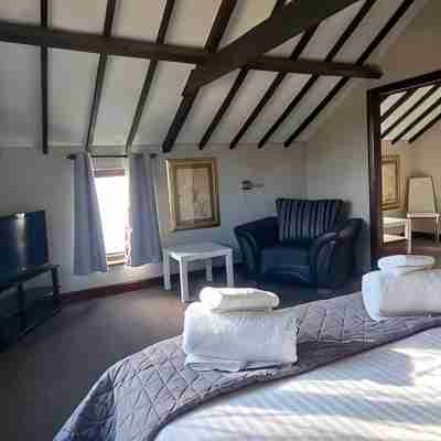 Massive 4 bed with countryside views in Peterborough Rooms