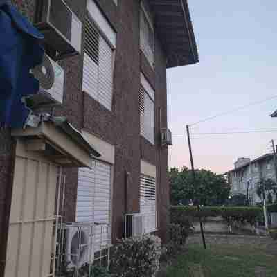 Elegant & Stylish 2BR Condo New Kingston Hotel Exterior