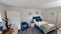 1 bed self-contained annex, with off-road parking.