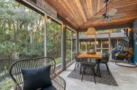 Mellow Manatee Cottage - on canal with boat house - Kayaks, Manatees, Private - Boutique