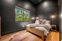 Peaceful Lake Front Retreat: Sleeps 14, Pet & Family Friendly Near Tiec - 4-Star