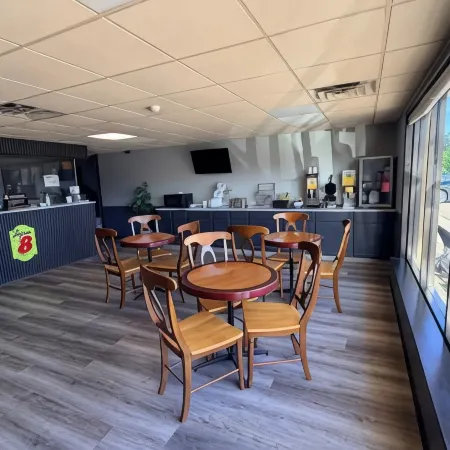 Super 8 by Wyndham Macomb