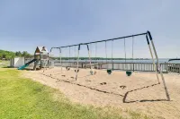 Lakefront 1 bdrm—Pool & Hot Tub—Lake Michigan Access— Kayaks Provided! - WiFi